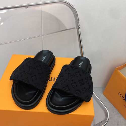 Louis Vuitton 春夏最新款凉拖 Pool Pillow Comfort 必入系列！2025火爆发售、高级慵懒风 百看不厌款、时尚度拉满！细节用心感受