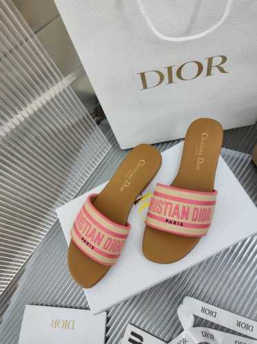 迪奥dior 经典刺绣拖鞋，经典上乘美艳力作 Dior专柜最火春夏系列 兼备气质 时尚 经典耐看的设计风格 上脚效果特别美！原版复刻制作！ 鞋面：原版电脑刺绣