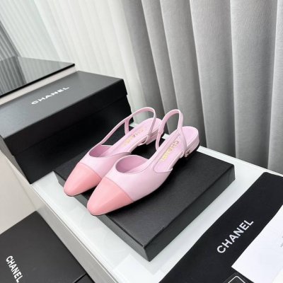 chan*l经典slingback小香后空凉鞋！就像coco香奈儿女士说的：流行稍纵即逝，但风格永存！这双后空鞋就是香家经典中的经典！双色搭配，简约精致，专柜里
