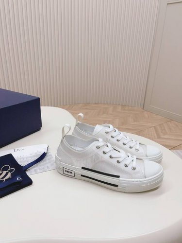 橙子出厂价 迪奥 Dior B23系列 字母印花帆布鞋 休闲低帮运动鞋 情侣款 采用透明镶片和白色和黑色 Oblique 印花帆布精心制作，呈现丰富的层次感。侧
