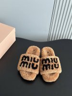 miumi*24秋冬新款字母毛毛拖鞋 不得不说今年的miumiu真的很绝，软软糯糯的羊羔毛拖鞋随便穿都好看 鞋面采用进口羊羔毛，内里进口羊羔毛，原版开模大底 S