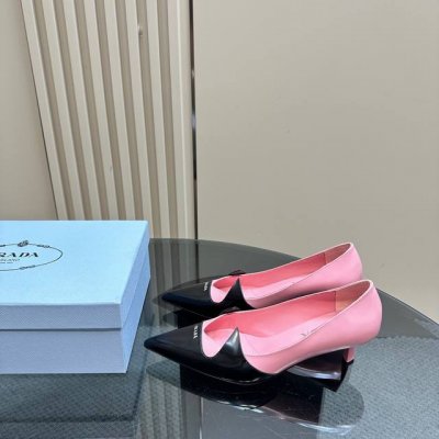 厂价 PRADA 普拉达25走秀尖头猫跟单鞋必须夸一下这双小猫跟挺高级的 酷中带点小性感！鞋面采用进口开边珠牛皮内里垫脚进口小羊皮 意大利进口牛皮大底跟高：5.