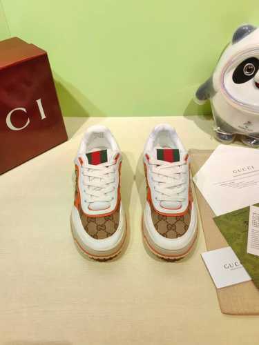 顶级版本 情侣款 Gucci 新款低帮休闲鞋运动鞋板鞋 Re-Web是由品牌创意总监sabato De Sarno倾心设计的首个运动鞋系列，以现代版型大胆演绎g
