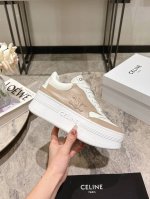 CELINE 思琳 25春夏新品走秀款面包鞋 CNY BLOCK厚底系列运动鞋、这一季运动休闲鞋无论从楦型的轮廓隔板的拼接都让人耳目一新、前后品牌LOGO相呼应