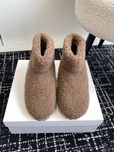 代购级 Prada 24Ss 秋冬季新款 三角扣 毛羊毛里 毛毛靴 简约设计 搭配三角标 Logo 的设计和简约的线条 很有格调 简单纯粹得色调 原版开模 鞋面