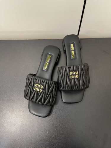 Miumiu缪缪24Ss春夏新款中跟小羊皮凉鞋拖鞋 Zp开发 原版拆卸 对版电绣手抓纹羊皮 秒杀市面普通版本，Miumiu真的太少女啦！小羊皮超级软糯 舒适度超