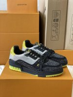 顶级版本 情侣款本款 LV Trainer 运动鞋闪烁水晶的炫目光芒，向设计师Virgil Abloh 春夏系列推出的原版设计致敬。繁复鞋面和橡胶外底宣示经典笔