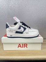 现货联名定制海外版本 Air Force 于1982年推出，由nike公司的传奇设计师bruce Kilgore设计，他摒弃了老1日的帆布鞋风格，突破性的使用内