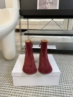 The Row Canel系列平底圆头短靴 Canel 系列平底鞋，相信人手一双了，新款靴子秉承着一贯的极简主义风格，极轻极舒适，小牛皮超级柔软穿上如袜子一样包