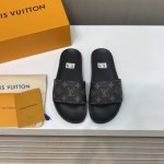 出厂价 顶级品质 Lv 驴家2024 情侣款 Miami 魔术贴凉鞋拖鞋，本款 Miami 凉拖取材 Mini Monogram 织物，与当季女士系列遥相呼应。