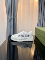 出厂价: 顶级版本，原单品质 古奇gucci最新款男女休闲小白鞋，情侣款！原版开模，套楦版本，系列完美！欢迎品鉴。原版打码工艺。 面料:头层牛皮 内里:丝绸牛里