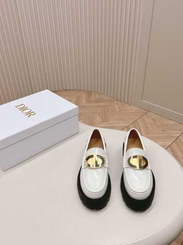 出厂 ，Dior 迪奥2024新款乐福鞋 全新大底厚底 版面力求打造时尚经典单品 巴黎时装周第一场分量十足的大秀场打造的新品 灵感由d主设计师巧妙结合在完美鞋型
