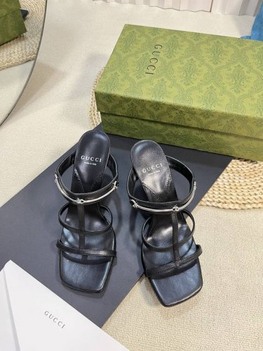 顶级版本gucci 24s春夏新品gucci专属链条马衔扣后带凉鞋 平跟 中高跟，三带凉鞋展示高雅气质，奢华极品简单百搭的爆款元素，马衔扣粗跟经典元素，女人龙年