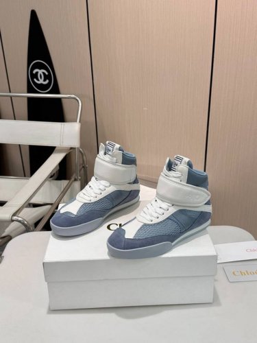 网面 克洛伊高帮休闲鞋 时尚与品质并存 克洛伊一直秉持着对时尚与品质的极致追求，将自由随性的风格融入每一款设计，致力于为都市潮人打造独特舒适的鞋履体验。 他家高