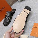 出 Lv 路易威登 24 秋冬新款 顶级版本 专柜主打最新款 Soho露跟乐福鞋拖鞋硬货上新 代购级别！高级感十足！国内外博主刷爆的一款，复古又时髦 上脚美炸了