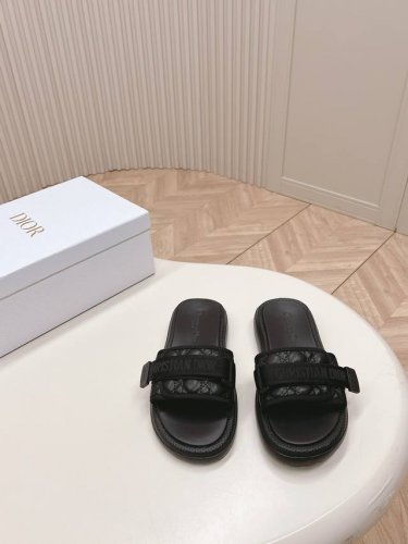 出厂 ，Dior迪奥 2024夏季新款 电绣字母拖鞋 原版复刻 高版本 超耐看随意百搭款 上脚非常舒适 显瘦又显白 全原版模具打造 码数：35-40