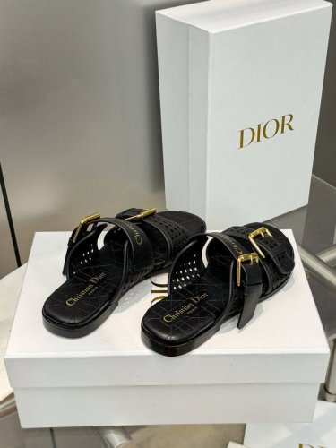 出厂价： 迪奥 Dior 2025 春夏新款 D-Avenue果冻色女鞋 CD字母logo五金皮带扣镂空藤格纹平底圆头露趾凉拖鞋 市面顶级版本 材质:鞋面进口小