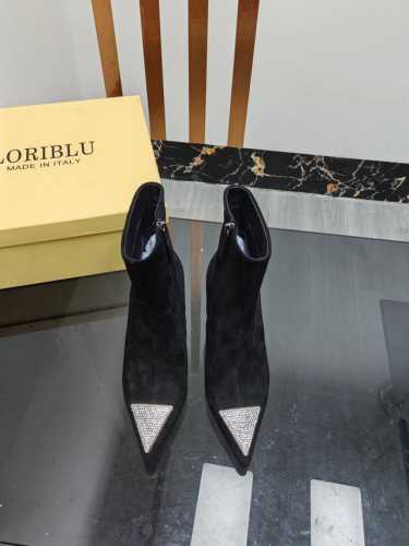 Loriblu意大利奢侈品牌 蓝洛瑞 、简蓝称底鞋 深 蓝色的大底、是蓝洛重瑞要的特色、旗下的时装鞋设计超前，线条优美，气质优雅，是每个潮流女性的必备品。 面料