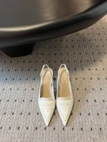 顶级版本 Dior 迪奥25 新款尖头镂空后空高跟凉鞋这款 Dior Boy 露跟高跟鞋以高雅风格重新演绎经典设计。黑色牛皮革鞋面展示镂空细节，饰以金色调Chr
