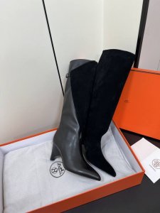 短 长 Hermes 爱马仕经典走秀款短长靴 毋庸置疑是奢侈品中的翘楚 每个单品出来都是非常深入人心虽然款式出的少 但是胜在精 胜在经典 从来不会过时 属于保值
