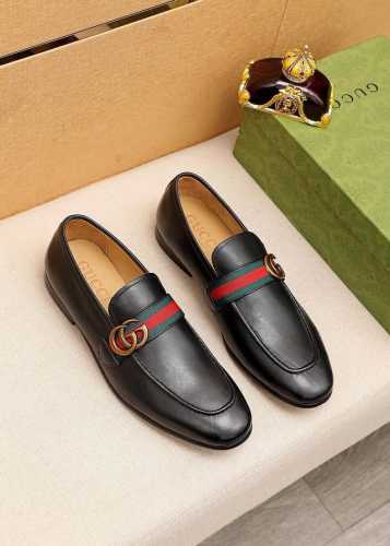商品商标：Gucci 古驰 休闲皮鞋 正码码数: 38-44 45.46订制 商品材料：精选 进口头层小牛皮鞋面+经典五金扣，进口水染牛皮内里。强烈立体视觉效果