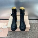 Miumiu 2024秋冬高定系列走秀新款系带女靴 明星同款朋克风机车靴 缪缪粗跟圆头复古手工做旧擦色骑士短靴 市面顶级版本 材质:鞋面进口植糅小牛皮+水染牛皮