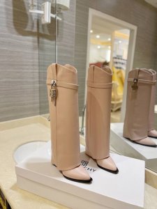 专柜正品级定制版本 Givenchy0 新款高跟刺绣长靴，市面最高版本 纪梵希 锁扣 鞋头刺绣花款 风靡整个时尚圈 原版开发鞋型超级正 最高还原度鞋型 包裹性非