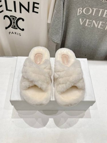 市场高版本 Celine 塞琳 2024新款羊毛拖鞋 这一季的赛琳又让我重新爱了它一次！这季节美鞋太多这款毛拖真的是让我无法自拔真太可爱了～ 毛茸茸的羊毛是选用