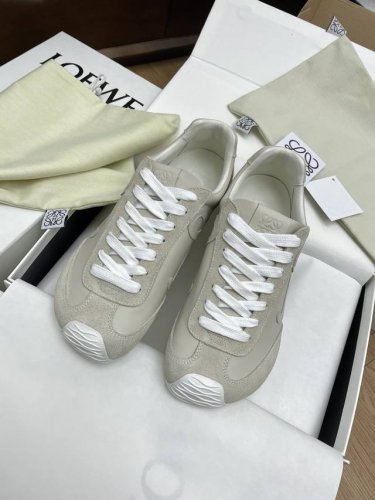 全皮面390 代购级Loewe罗意威2025早春Ballet Runner 2.0芭蕾运动鞋阿甘鞋德训鞋 不对称鞋头造型，作为Loewe原版Ballet Run