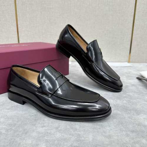 sf家新品 菲拉** 专柜同步新款便鞋 官方售价 Rmb ,950 可休闲可正装男士乐福皮鞋 经典造型体现正装时髦魅力，全新设计的比例更显现代风格。这款乐福鞋以