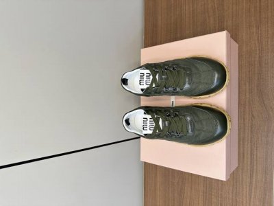 Miu Miu 25ss 春夏新款走秀MiuMiu 德训 休闲鞋 秀场工艺来自Miu Miu系列的细节特写 新季的潮流要素与此刻挚爱的概念，多元对撞，传达现代风