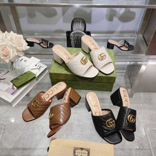 6025-6棕 35-41 41定品牌运用不同织纹和配色在经典拖鞋中注入现代精髓。这款拖鞋采用粽色绗缝纹理皮革精制而成，饰以标志性金色调字母交织配件。 黑色V型