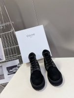 Celine思琳最新走秀款马丁靴、低调简约的设计，上c家logo点缀、极具品牌辨识度、上脚显瘦轻便，无论搭配什么都可以轻松驾驭鞋面采用进磨砂小牛皮，全真皮没有一