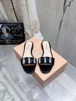 MIUMIU 谬谬2025春夏新款镶钻一字拖鞋可甜可盐的喵喵女孩 简约设计的鞋面给这款凉拖增添不少少女心。原版 1：1开发，各大明星 网红的热爱款 ，亲肤柔软夏