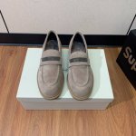 Brunell* Cucinell* 乐福鞋。经典灵感定义了这款鞋的现代优雅风格。鞋面牛反绒，羊皮内里及垫脚。原版开模五金，定制大底。 码数：35-41 40、