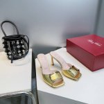 高品质出厂 ！顶级品质roger Vivier~24春夏新款rv初夏新色方扣tromette金属扣喇叭跟高跟拖鞋！融入70年代时尚元素，以微喇的曲线演绎经典风格