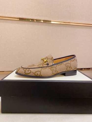 工厂价: 古奇gucci 新品系列ss爆款新品休闲皮鞋、双g布料搭配牛皮包边制作工艺 鞋面五金扣和鞋口侧饰标识、鞋垫和鞋底有品牌标识鞋面：牛皮1%内里：牛皮 1