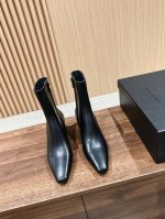 亚历山大王24秋冬新款切割异形跟短靴 中高跟 大王的独特方头设计，令这款靴散发出独特魅力，独具一格的它能为任何装扮增添摩登气息 有型的鞋头，超级有气场 洋气好看