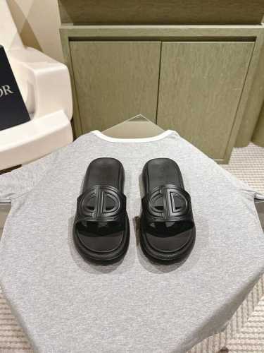 225 专柜新款缤纷果冻拖鞋系列顶级上新 鞋面：原版一比一磨具发泡材质一体成型，鞋码: 35-40 原版专柜全套豪华包装