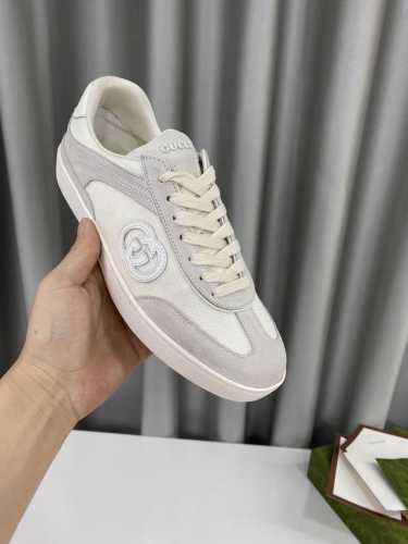 男10 Gucci新款滑板双g小白鞋 原版1：1复刻、上脚特秀气让人爱不释手、这款咱们都是按原版一比一调试、皮料内里都属定制、双g专柜一样、无差距、 鞋面原版色