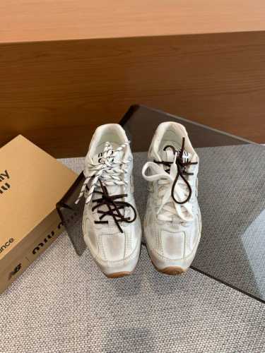 Miu Miu x New Balance 联名系列情侣运动鞋 各大品牌都热衷于跨界联名 缪缪这次联名诚意满满非常有亮点 鞋面高丝光拼接 做旧毛边设计 复古又叛