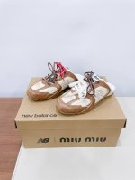 p360 miu Mi* X New Balanc* 球鞋半拖款 大火的Miu运动鞋 终于出半拖了 简直是懒人福音 除了春夏已有的棕色以外，这个联名系列的半拖