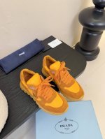 Prada 普拉达 2025Ss新款 三角标德训鞋滑板鞋休闲运动鞋 顶级版本原版购入开发做货 这款普拉达运动鞋时尚简洁，展现出极简风格和运动个性的充分融合。搭配