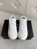 Prada普拉达三角标Prax 01 厚底运动鞋 顶级品质 Prax 01运动鞋展现当代设计，融入Prada各系列的经典材质与细节。鞋面采用再生尼龙面料，搭配皮