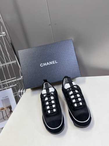 CHANEL香奈儿经典运动鞋超级网红系！超多网红上脚，专柜超火香奈儿的世界一直是女生梦寐以求的，简约的隔板设计 超级演绎多重质感效果，最抢眼LOGO双C也是超爱