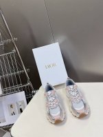 Dior迪奥Chrono系列运动鞋太古汇RMB9130购入开发 这款Dior chrono运动鞋延续经久不衰的轮廓，采用网纱精心制作，所以上脚会特别的舒服哦饰以