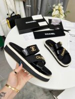 香奈儿春chanel官网同步最新春款松糕拖鞋 代购级别品质 进口羊皮里，3D电绣工艺，原版开模1：1双c活动五金扣。高软高弹，防滑生胶大底水台高5Cm，上脚相当