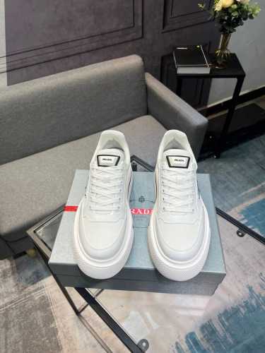 PRADA 普拉达 -高端品质 -鞋面：开边珠小牛皮、纳帕小牛皮、品牌金属扣件、品牌塑胶模块-内里：网布，垫脚；顶级牛皮-大底：超轻TPU原版大底-超高品控 做