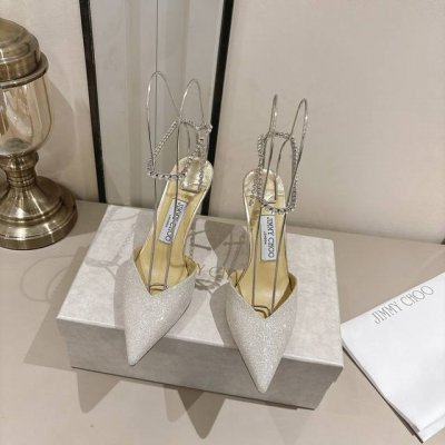 JIMMY CHOO 吉米周 金银结合的冰银色闪粉，漆皮配水钻 羊京配珍珠 新款修饰 大方高贵是一个非常全面之尊贵时尚生活品牌， 香港,美国等大时尚博主及明星的