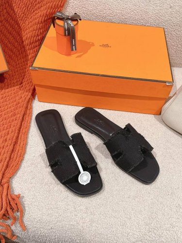 『 新配色 』出厂价350Hermes 爱马仕H拖鞋Oran凉鞋系列———————————时尚又百搭 超级舒服 每个细节都做到极致 原版丝绒面料 原版1:1独家